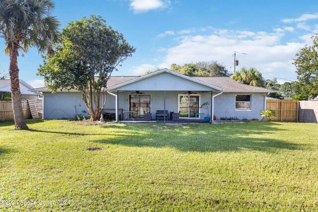 view of front of house featuring a front lawn, ceiling fan, and a patio area