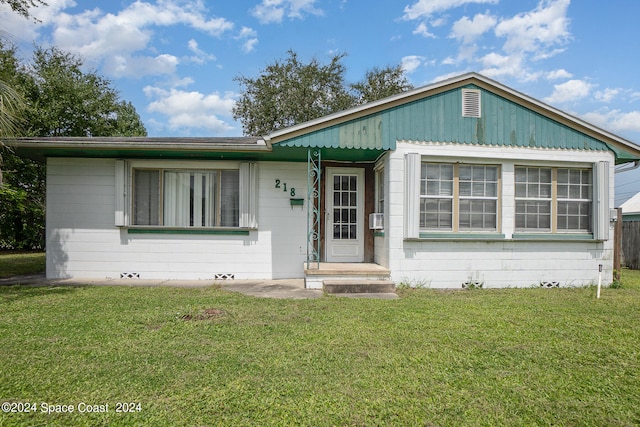 view of front facade featuring cooling unit and a front yard