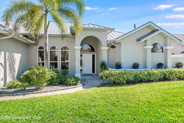 view of front of property featuring a front lawn