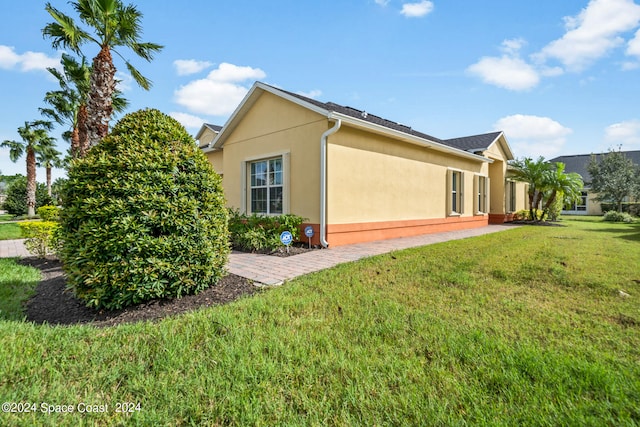 view of side of property featuring a lawn