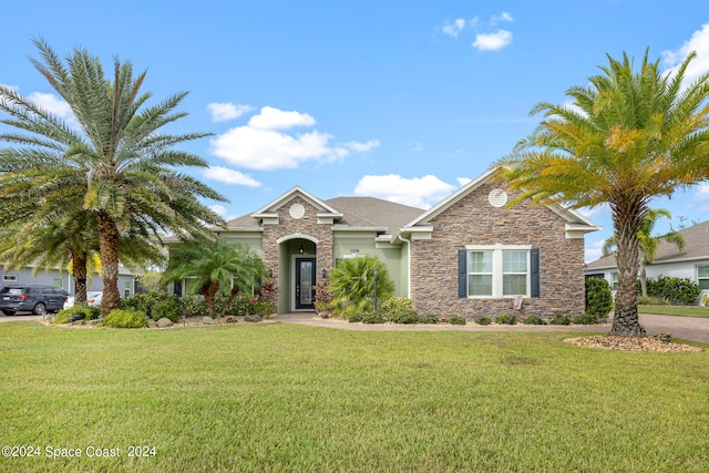 view of front of property featuring a front yard