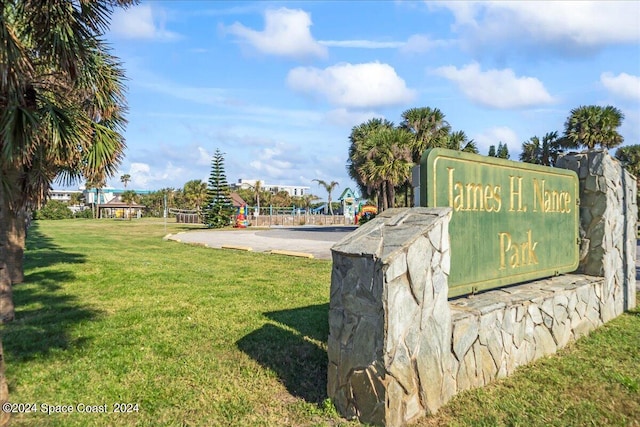 view of property's community featuring a yard