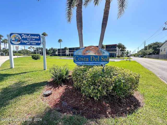 community sign with a yard