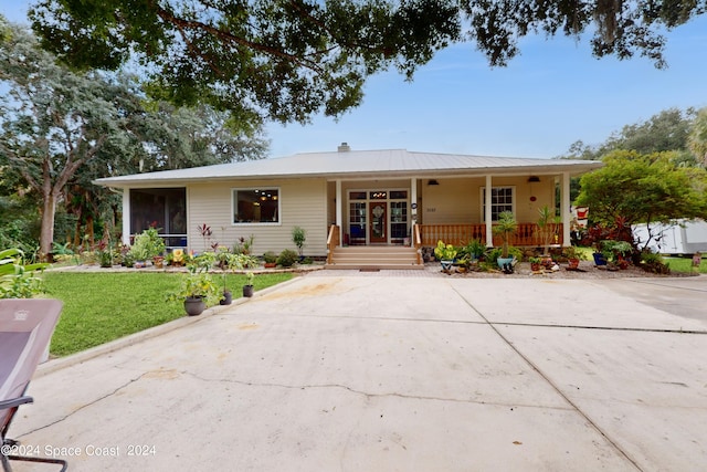 view of front of home featuring a porch and a front lawn