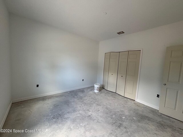 unfurnished bedroom featuring a closet