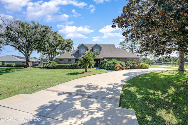 cape cod-style house featuring a front lawn