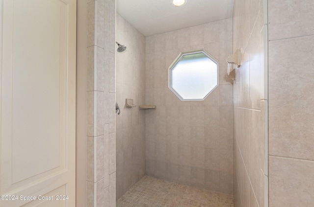 bathroom featuring a tile shower