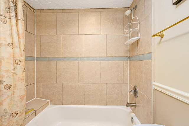 bathroom with shower / tub combo