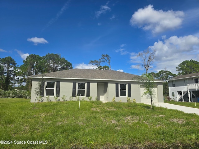 view of front facade featuring a front lawn and a garage