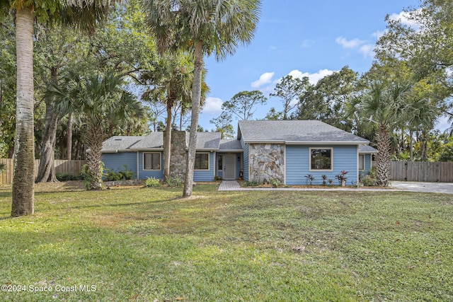 ranch-style house featuring a front lawn