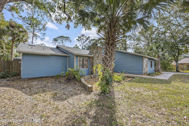 view of front of house featuring a front lawn