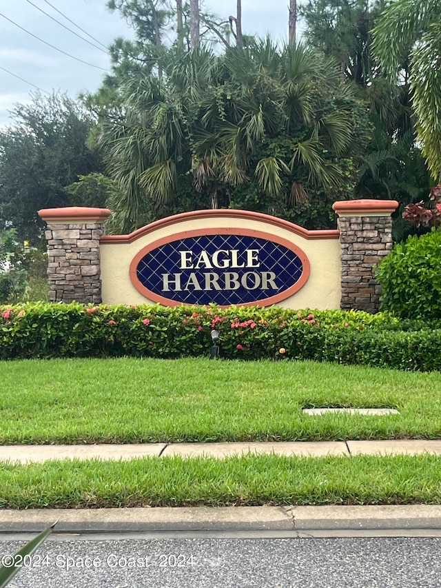 community / neighborhood sign featuring a lawn