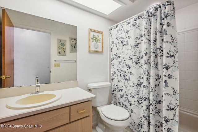 full bathroom featuring shower / bath combo with shower curtain, vanity, and toilet