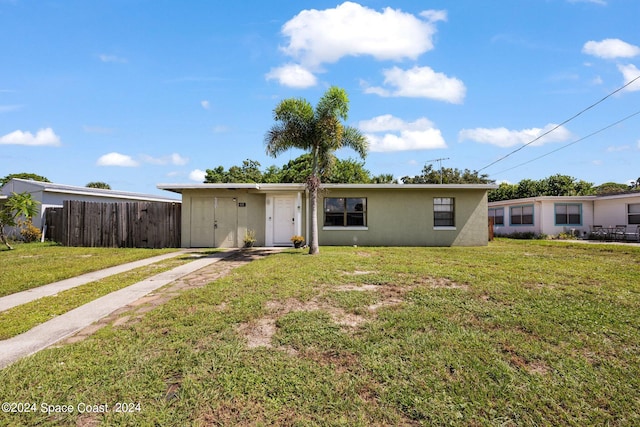 ranch-style home featuring a front lawn