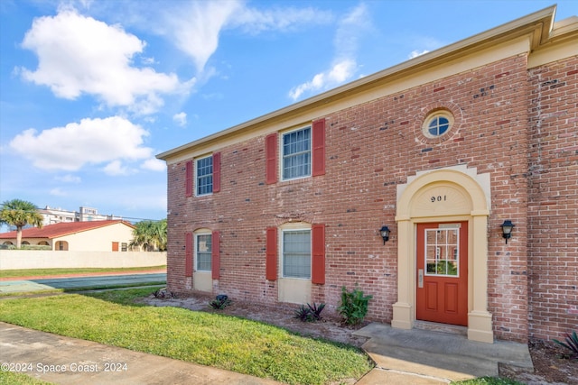 view of front of home with a front yard