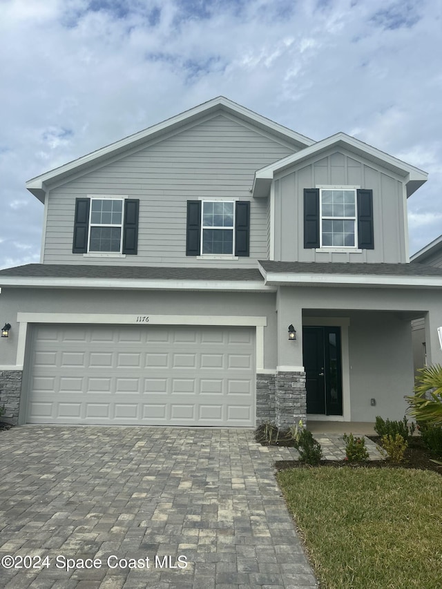 view of front facade featuring a garage