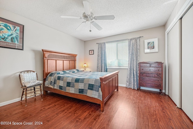 bedroom with hardwood / wood-style floors, a textured ceiling, a closet, and ceiling fan