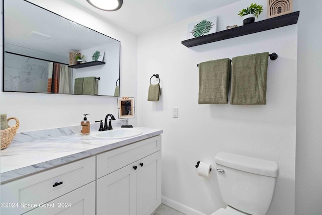 bathroom with curtained shower, vanity, and toilet