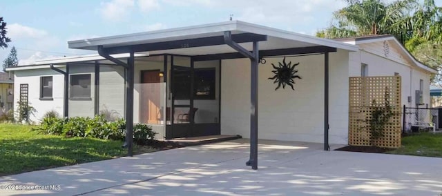 back of house featuring a yard