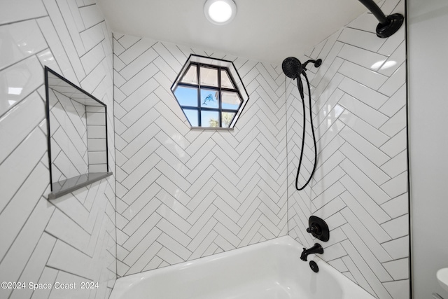 bathroom featuring tiled shower / bath