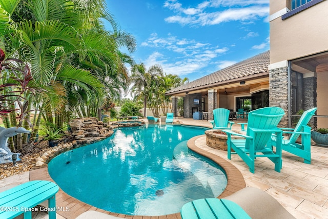 view of pool with a patio area, an in ground hot tub, and an outdoor fire pit