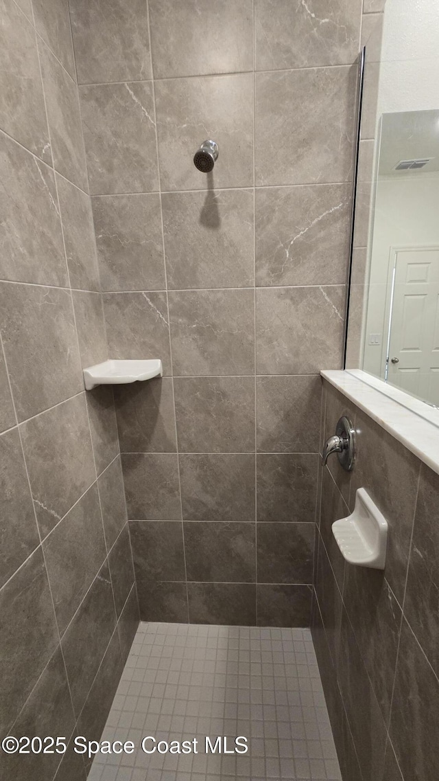 4346 Kelsey Ln, Sebastian, FL 32976 - bathroom with tiled shower