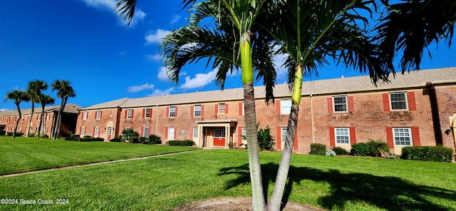 view of front of property with a front lawn