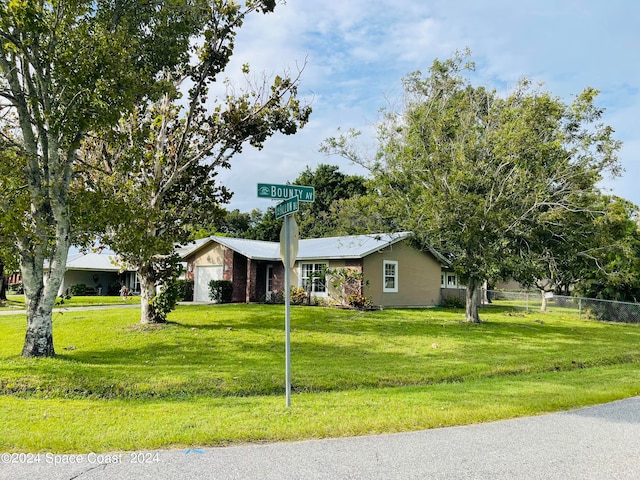 ranch-style house featuring a front lawn