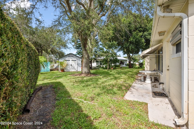 view of yard featuring an outdoor structure