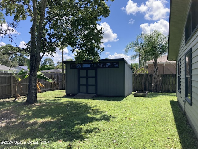 view of yard with a storage shed