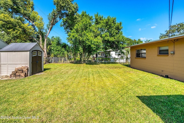 view of yard featuring a shed