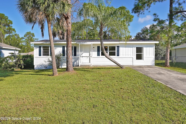 ranch-style home featuring a porch and a front lawn