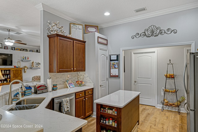 kitchen featuring sink, stainless steel appliances, a center island, crown molding, and light hardwood / wood-style floors