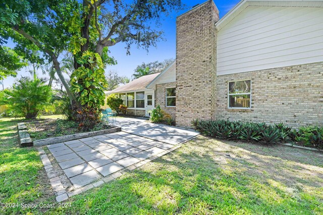 view of yard featuring a patio