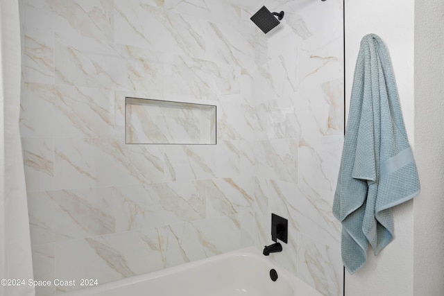 bathroom featuring tiled shower / bath