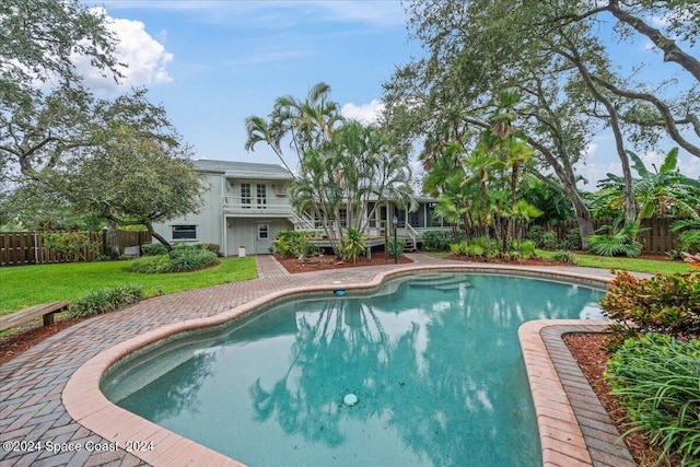 view of pool featuring a yard