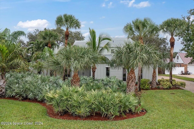 view of front facade with a front yard