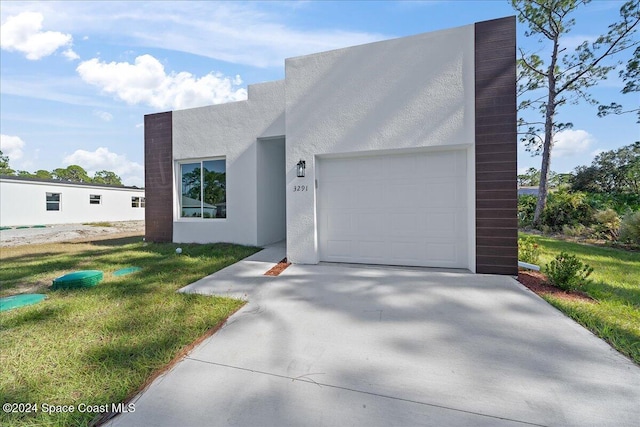 view of front facade featuring a garage and a front yard