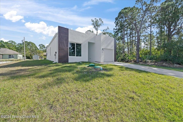 view of front of property featuring a garage and a front yard