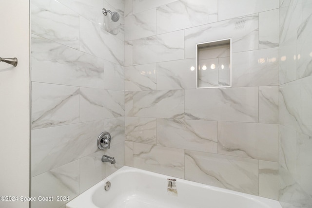 bathroom featuring tiled shower / bath