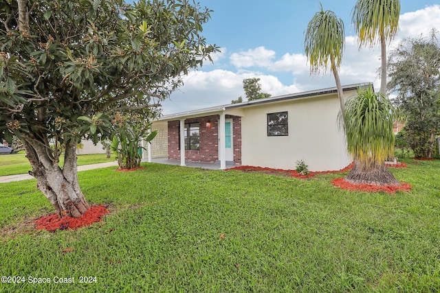 single story home featuring a front lawn