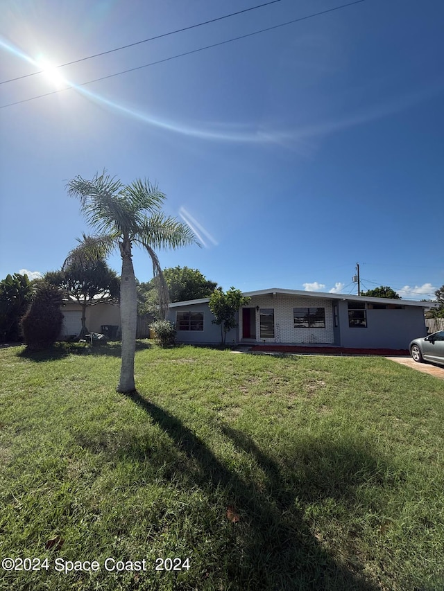 single story home featuring a front lawn