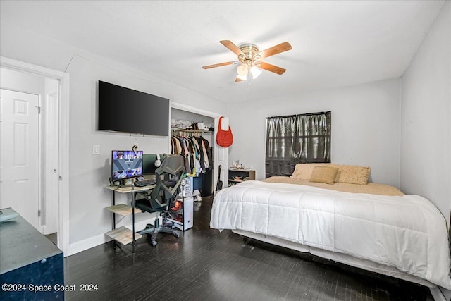 bedroom with dark hardwood / wood-style flooring, ceiling fan, and a closet