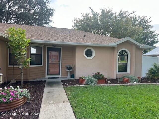 view of front of property featuring a front yard