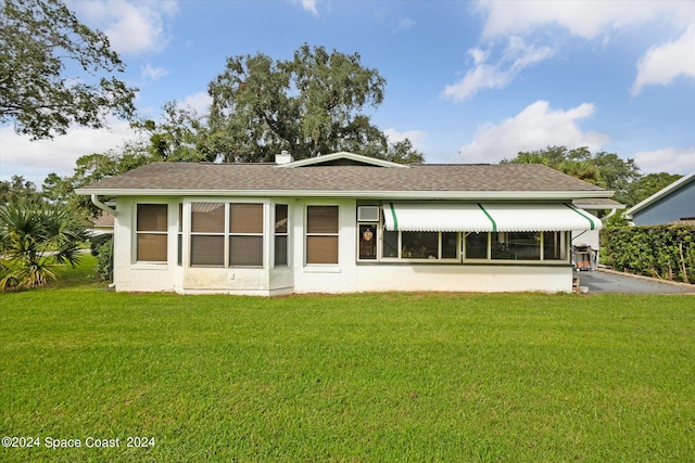 view of front of home featuring a front yard