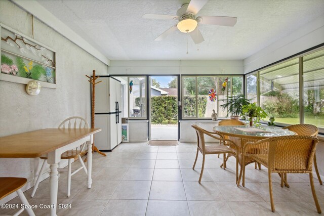 sunroom featuring ceiling fan