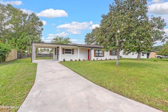 view of front of property featuring a front yard and a carport