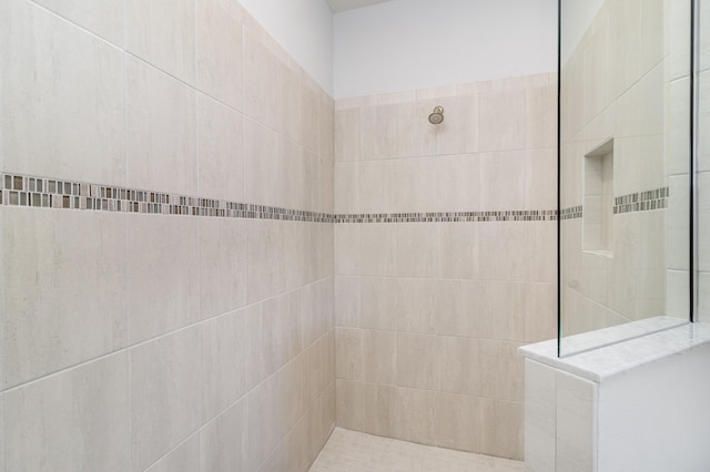 bathroom featuring a tile shower