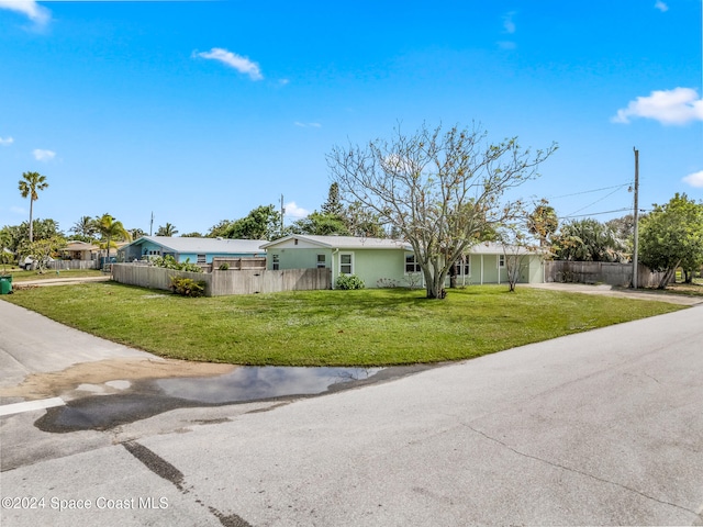 single story home featuring a front yard