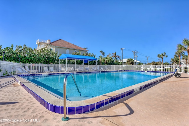 view of swimming pool